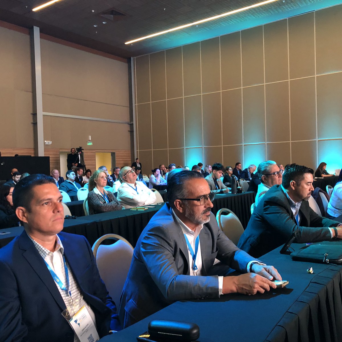 MDI_corp's tweet image. 📍#AgendaInternacional 🇺🇾

Culminamos 2 exitosos días de charlas magistrales en la XXVIII Conferencia de #ZonasFrancas en donde se presentaron tendencias globales en: 

🤖 Inteligencia artificial, 
💸 Atracción de inversiones, ⚙️Competitividad y políticas públicas 

(1/2)