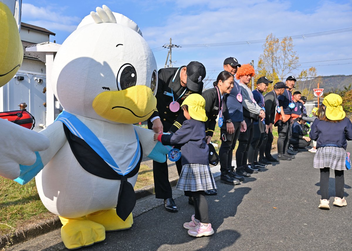 勤労感謝の日 に際して、舞鶴市の幼稚園児達から水中処分隊の隊員に