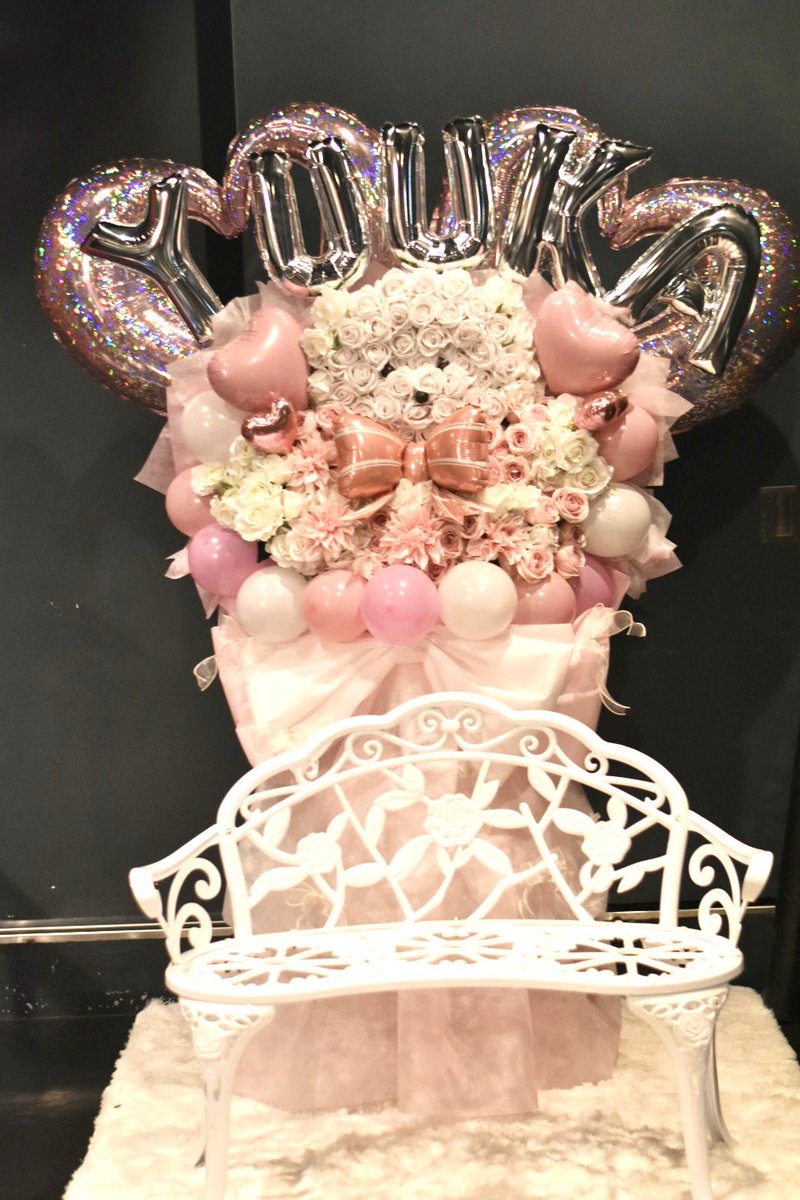 hana_akari8756's tweet image. フラワースタンドを納品させていただきました✳︎愛犬マルチーズをイメージしたフラワースタンドとバルーンとお花で彩らせていただきました！この度はご注文誠にありがとうございました✳︎#マイドレ　#mydresscode #フラスタ　#フラワースタンド　#はなあかり　#バルスタ　#アイドル　#花屋　#推し活