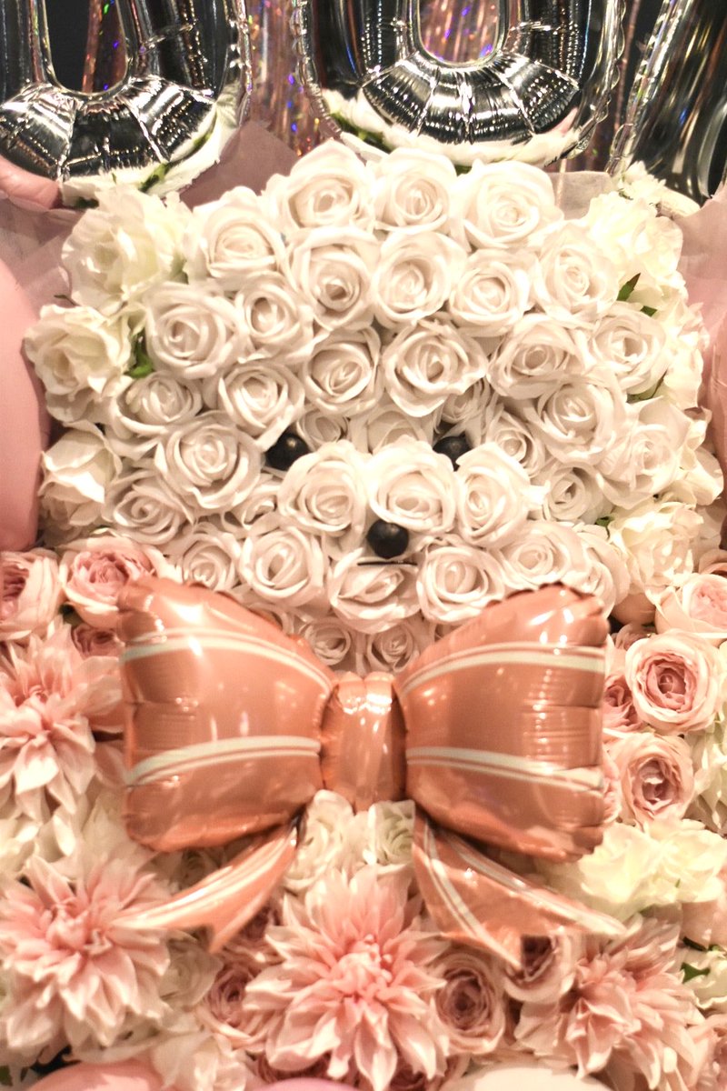 hana_akari8756's tweet image. フラワースタンドを納品させていただきました✳︎愛犬マルチーズをイメージしたフラワースタンドとバルーンとお花で彩らせていただきました！この度はご注文誠にありがとうございました✳︎#マイドレ　#mydresscode #フラスタ　#フラワースタンド　#はなあかり　#バルスタ　#アイドル　#花屋　#推し活