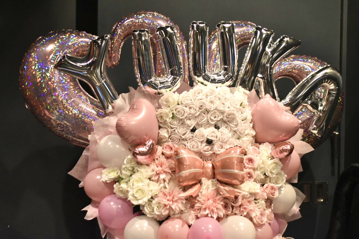 hana_akari8756's tweet image. フラワースタンドを納品させていただきました✳︎愛犬マルチーズをイメージしたフラワースタンドとバルーンとお花で彩らせていただきました！この度はご注文誠にありがとうございました✳︎#マイドレ　#mydresscode #フラスタ　#フラワースタンド　#はなあかり　#バルスタ　#アイドル　#花屋　#推し活