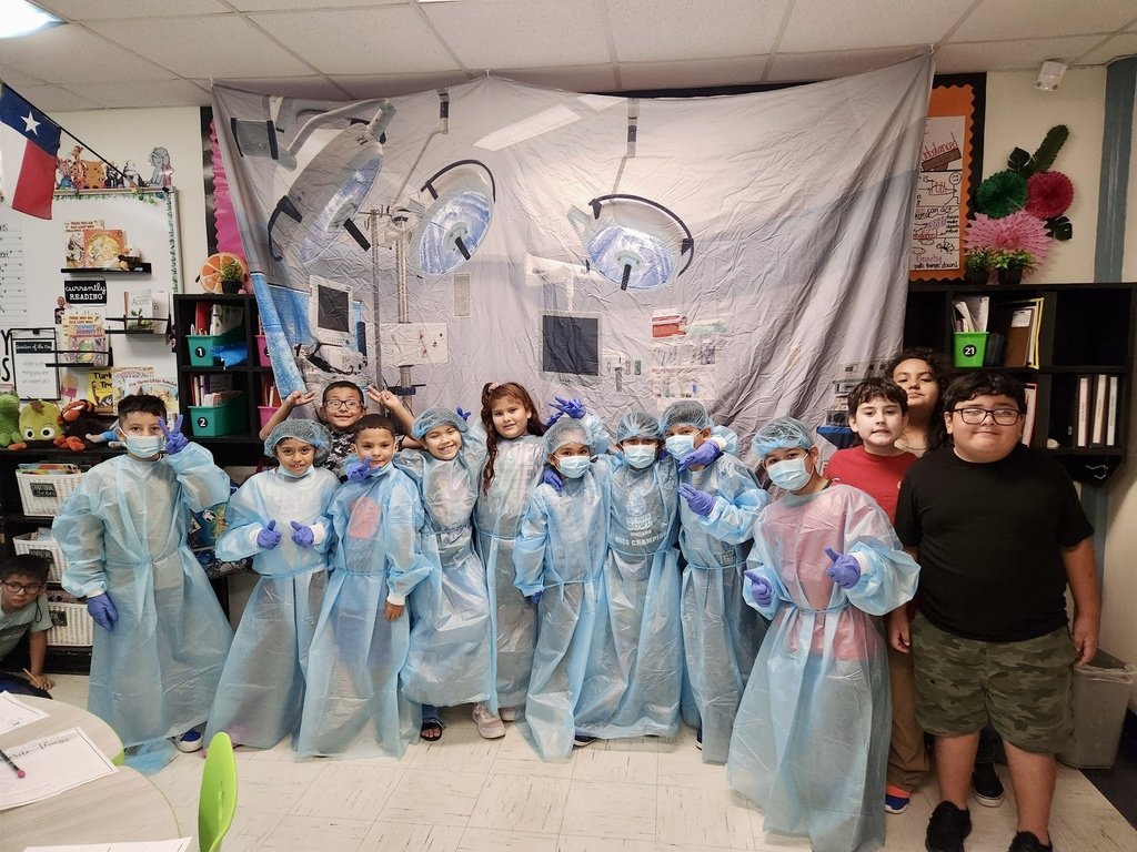 swisd_hcsa's tweet image. Future doctors, current scholars! Mrs. Alvarez&apos;s 3rd grade class operated on math equations, practiced punctuation transplants, and reconstructed SCR writings today.

#SWISDHEROS #RootedHiddenCove #RootedSWISD