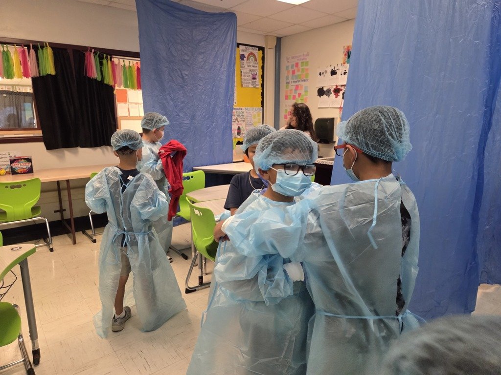 swisd_hcsa's tweet image. Future doctors, current scholars! Mrs. Alvarez&apos;s 3rd grade class operated on math equations, practiced punctuation transplants, and reconstructed SCR writings today.

#SWISDHEROS #RootedHiddenCove #RootedSWISD