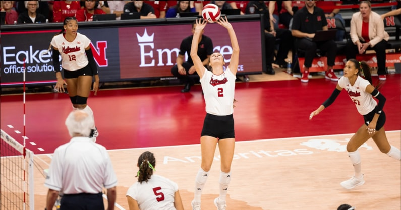 Nebraska volleyball (27-0, 17-0) clinched a share of the Big Ten title by taking down Iowa (14-15, 5-12) in straight sets (25-15, 25-21, 25-18). This is the third straight season the Huskers have clinched at least a share of the title.

🔗: on3.com/teams/nebraska…
