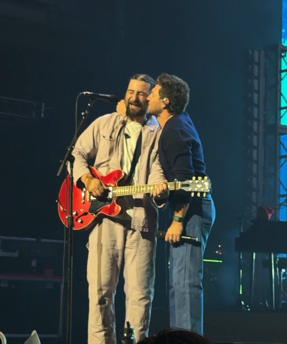 OT5Dailys's tweet image. Niall Horan being cute as with Noah Kahan! 😍

via @goldengibees