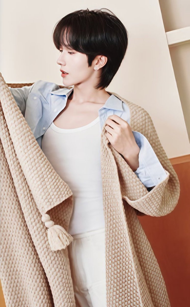 ertherealm's tweet photo. i can't even describe him, his visual and body are really looks like god's favorite https://t.co/ZNYtJynNM3