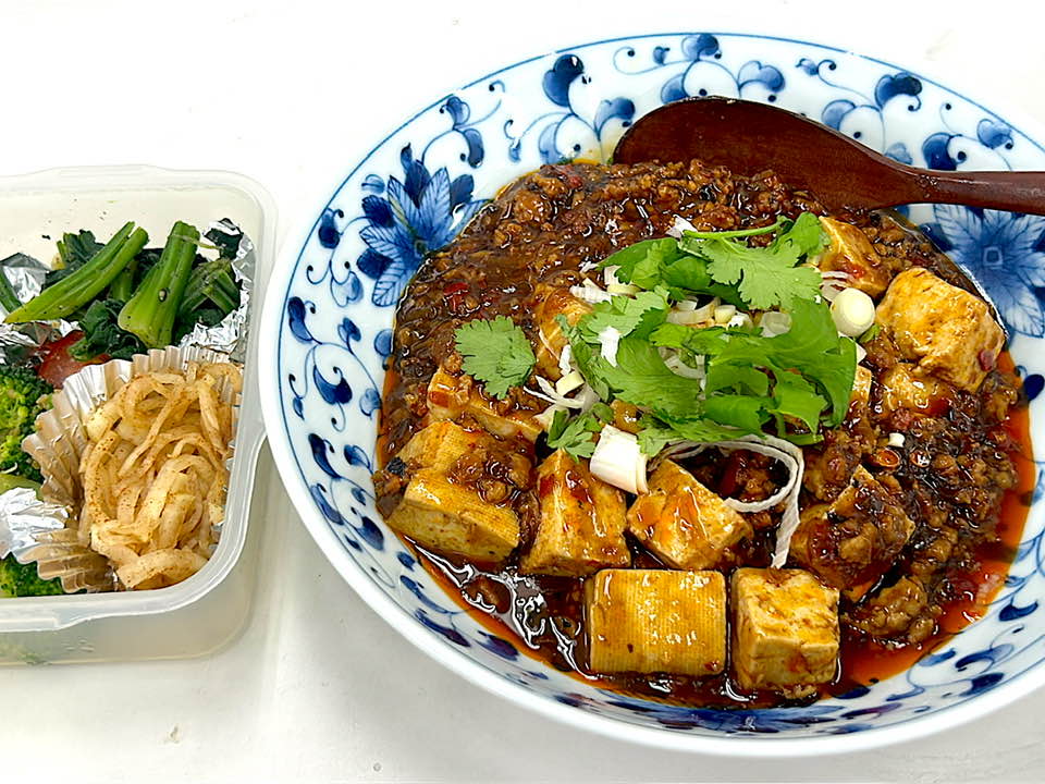 お昼は「＃麻婆豆腐」
麻婆ソースを使った料理はちょくちょく作ってるけど
豆腐は久しぶりかも
きちんと豆腐の水切りをしたのもあって
作ってから時間がたっているにもかかわらず
イイ感じの出来ｗ