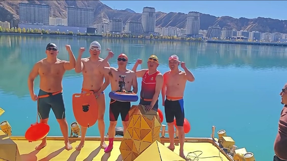 DelekFreda's tweet image. Daring to dive into the numbing cold of the Lhasa River (3°C!)🥶一群人在挑战自己、快乐冬泳！😎#WinterSwimming🏊 #ChallengeYourself