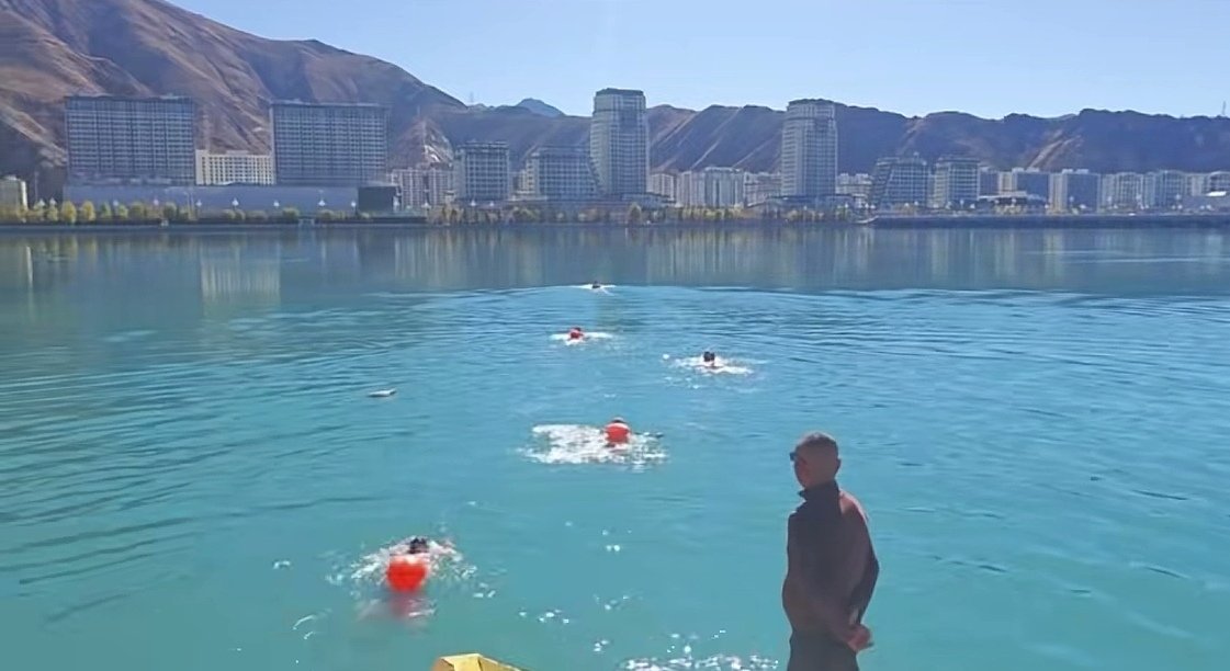 DelekFreda's tweet image. Daring to dive into the numbing cold of the Lhasa River (3°C!)🥶一群人在挑战自己、快乐冬泳！😎#WinterSwimming🏊 #ChallengeYourself