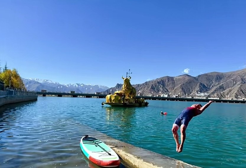 DelekFreda's tweet image. Daring to dive into the numbing cold of the Lhasa River (3°C!)🥶一群人在挑战自己、快乐冬泳！😎#WinterSwimming🏊 #ChallengeYourself