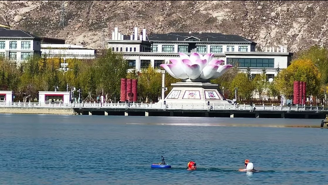 DelekFreda's tweet image. Daring to dive into the numbing cold of the Lhasa River (3°C!)🥶一群人在挑战自己、快乐冬泳！😎#WinterSwimming🏊 #ChallengeYourself