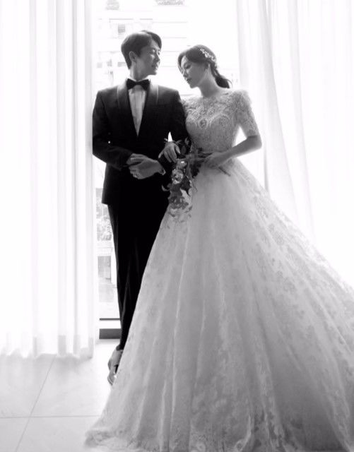 EntameKorea's tweet photo. チェ・スジョン&ハ・ヒラ、結婚32周年ウエディング写真公開 「天国に行くその日まで愛する」 https://t.co/IAC3P6opOK
俳優チェ・スジョン(62)が結婚32周年を迎え、あらためて妻の女優ハ・ヒラ(55)に対する愛情をアピールした。
#チェ・スジョン #ハ・ヒラ
#ChoiSoojong #HaHeera
#エンタメ #韓流 #KPOP #Kstar
#KoreanActor #KoreanIdol #韓国ドラマ