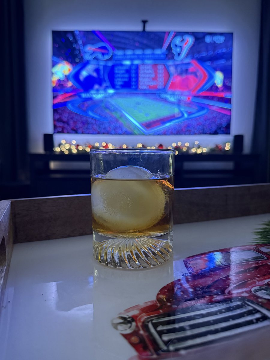 thatguyinohio23's tweet photo. Thursday Night Football and Buffalo Trace 🏈 🥃

#NFL #TNF #Bourbon #BuffaloTrace https://t.co/qkmi2zGpFA