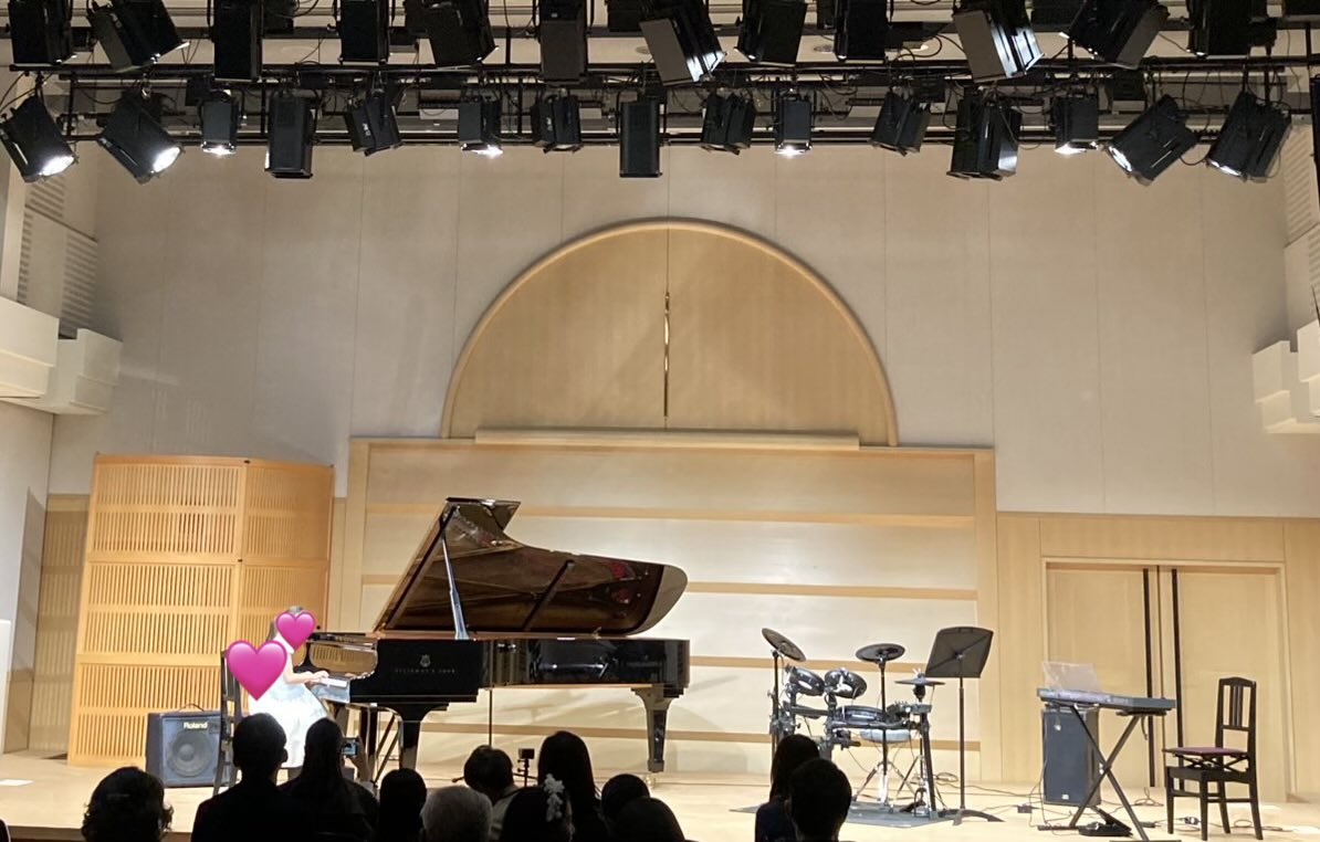 rystudio2005's tweet photo. 先週末、教室の発表会を開催しました。来場、協力くださった皆さまに御礼を申し上げます。発表会直後、今週のレッスンではいつもの教本に戻ったらなぜかスラスラと進み、早速来年はこれを弾きたい！というリクエストが始まりました。次回に向けてさらに上手になりましょう！ https://t.co/6TABAflLCc