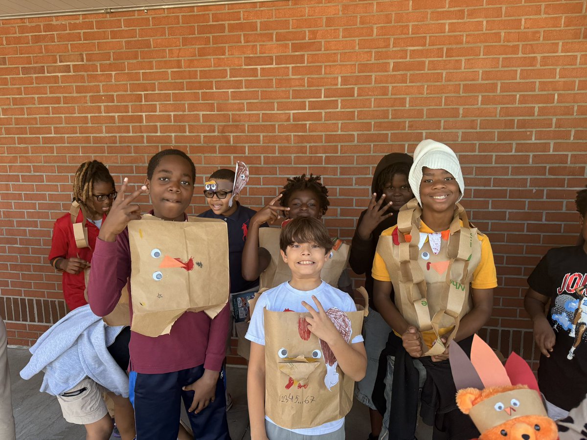 rosemont_es's tweet photo. Rosemont's Turkey Parade was so much fun 🦃 Feeling extra grateful as
we celebrate the season and appreciate one another. #EagleNationOCPS https://t.co/BFJ41S9dHC