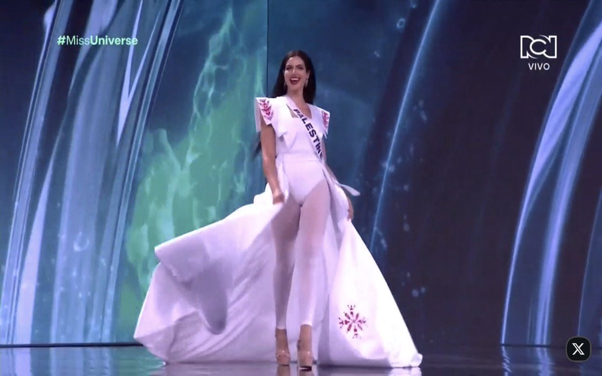 Sergui_A_Mayor's tweet photo. Aún sin clasificar al Top 12, Nadeen Ayoub ya hizo historia al ser la primera palestina participante en #MissUniverse y estar dentro de las 30 mujeres más hermosas del mundo.

Que sea la primera de muchas mujeres palestinas en próximas ediciones.

#missuniverse2025 #missuniverso https://t.co/bI4f8j2DB3