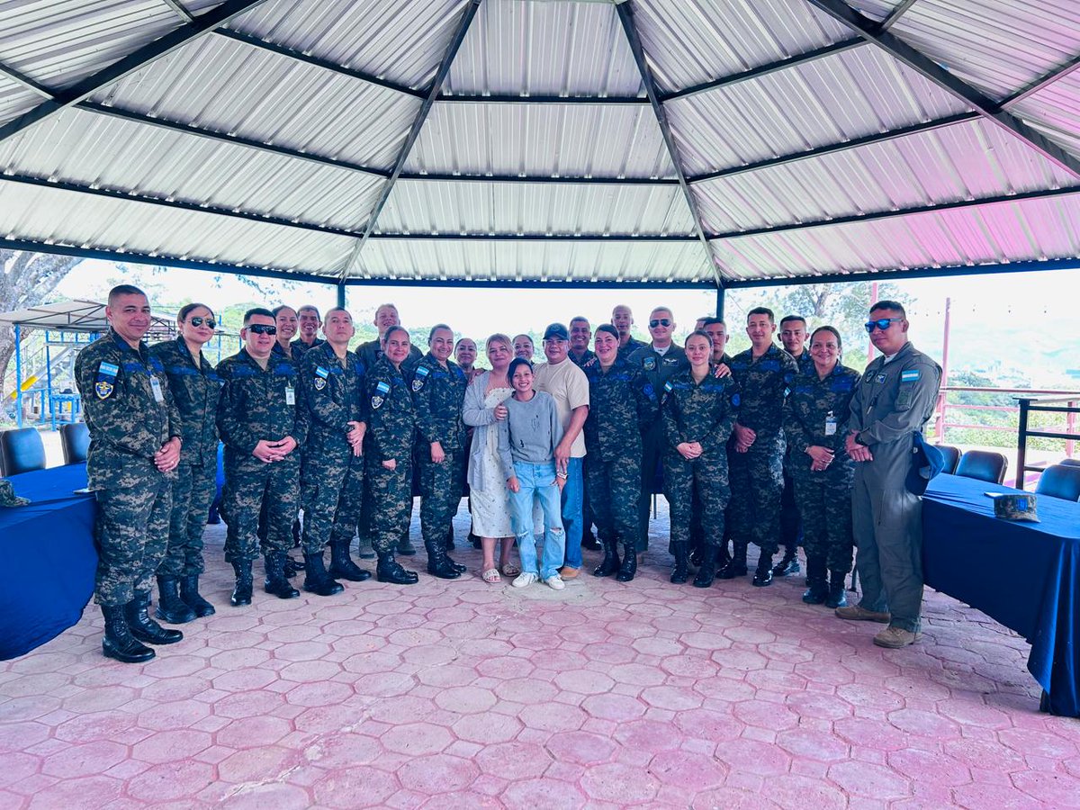 #NoticiasFAH || La Escuela de Capacitación de Suboficiales de la Fuerza Aérea Hondureña, llevó a cabo una ceremonia de despedida al Jefe Mayor de Mantenimiento de Aviones Enrique Hernandez Sánchez, por sus 30 años de servicio en nuestra #FAH.

Es meritorio reconocer el