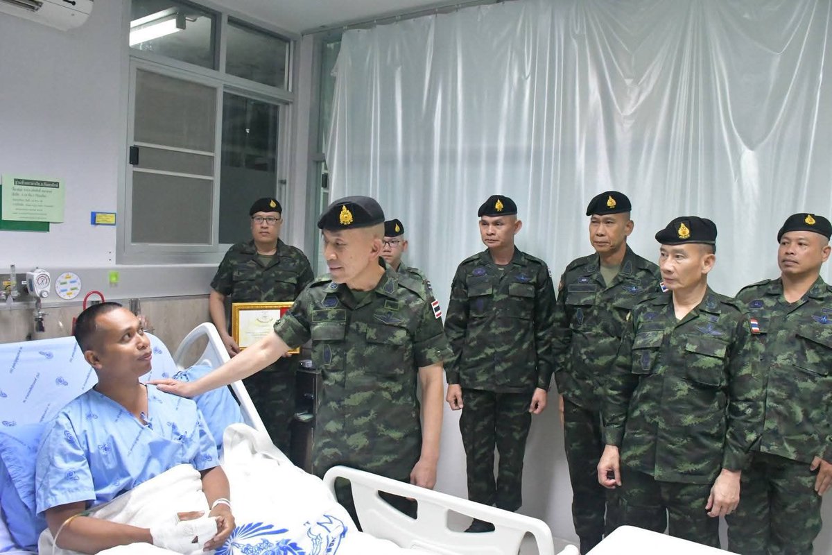 army2pr's tweet image. พล.อ.ธราพงษ์  มะละคำ ปล.กห. และคณะฯ เดินทางมาตรวจเยี่ยมมอบเหรียญบางระจัน มอบกระเช้าสิ่งของ และมอบเงินบำรุงขวัญ เพื่อเป็นกำลังใจให้กับกำลังพลทหารที่ได้รับบาดเจ็บจากการปฏิบัติหน้าที่ราชการสนามตามแนวชายแดนไทย-กัมพูชา จำนวน 4 นาย
#กองทัพภาคที่2