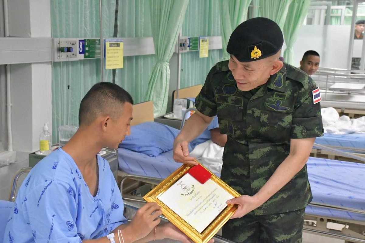 army2pr's tweet image. พล.อ.ธราพงษ์  มะละคำ ปล.กห. และคณะฯ เดินทางมาตรวจเยี่ยมมอบเหรียญบางระจัน มอบกระเช้าสิ่งของ และมอบเงินบำรุงขวัญ เพื่อเป็นกำลังใจให้กับกำลังพลทหารที่ได้รับบาดเจ็บจากการปฏิบัติหน้าที่ราชการสนามตามแนวชายแดนไทย-กัมพูชา จำนวน 4 นาย
#กองทัพภาคที่2