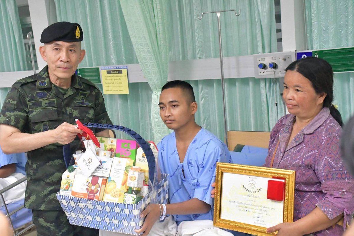 army2pr's tweet image. พล.อ.ธราพงษ์  มะละคำ ปล.กห. และคณะฯ เดินทางมาตรวจเยี่ยมมอบเหรียญบางระจัน มอบกระเช้าสิ่งของ และมอบเงินบำรุงขวัญ เพื่อเป็นกำลังใจให้กับกำลังพลทหารที่ได้รับบาดเจ็บจากการปฏิบัติหน้าที่ราชการสนามตามแนวชายแดนไทย-กัมพูชา จำนวน 4 นาย
#กองทัพภาคที่2