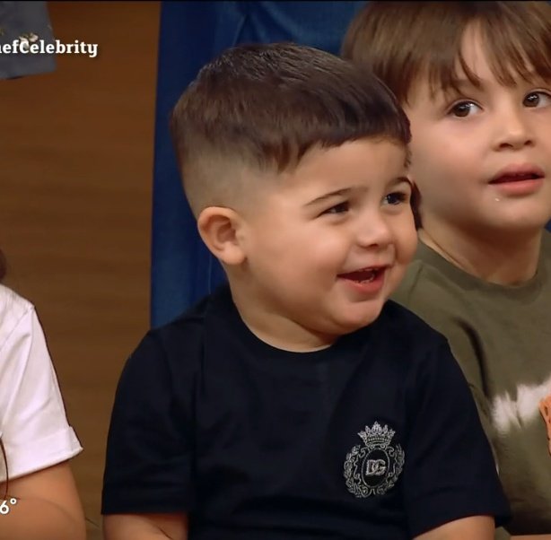 languiss1988's tweet image. Entro último al mercado.
Lo primero que hizo fue comer.
Después la lleno de naranja a la madre.
Benja la figura más importante de #MasterChefCelebrityArgentina