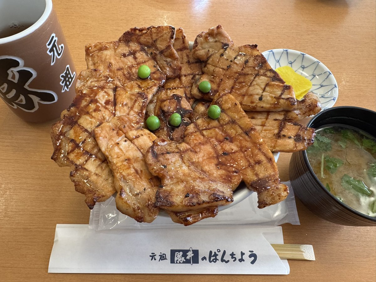 komomo098's tweet image. ランチは元祖豚丼のぱんちょうさんで、豚丼・華（肉８枚）となめこのみそ汁。
　
見た目がうまい！
ひと口食べてうまい！
脂身が甘くてうまい！
タレのついたごはんも
おみそ汁もうまい！
全部うまい！
　
ずっと来たかったお店なので
思いが溢れてます。
ごちそうさまでした！
　
#帯広
#十勝
