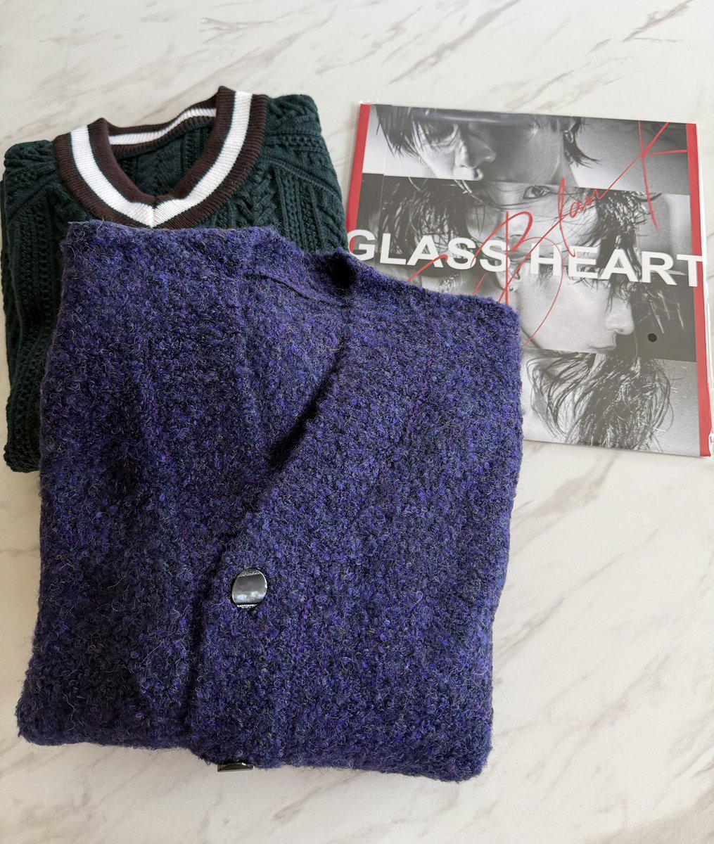 kei321Takeru's tweet image. 今日は色々 届く日

パープル💜も
Forest💚も
落ち着いて いい感じの
色味💖

アナログ盤
中の歌詞カード⁉️の
ショットも素敵だな✨✨

プレーヤー無いから💦
暫く飾っとく🤭

 #佐藤健
 #佐藤健ABYTS
 #グラスハート
 #TENBLANK
 #グラスハート
 #佐藤健
 #宮﨑優
 #町田啓太
 #志尊淳