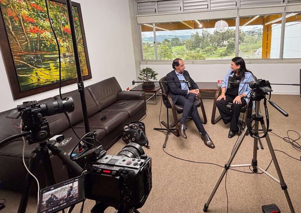 Viene un nuevo capítulo de Paola Talks. Está imperdible la conversación con <a href="/jrestrp/">José Manuel Restrepo Abondano</a>, rector de la EIA y ex Ministro de Comercio y Hacienda <a href="/CeDemocratico/">Centro Democrático</a> <a href="/AlvaroUribeVel/">Álvaro Uribe Vélez</a>