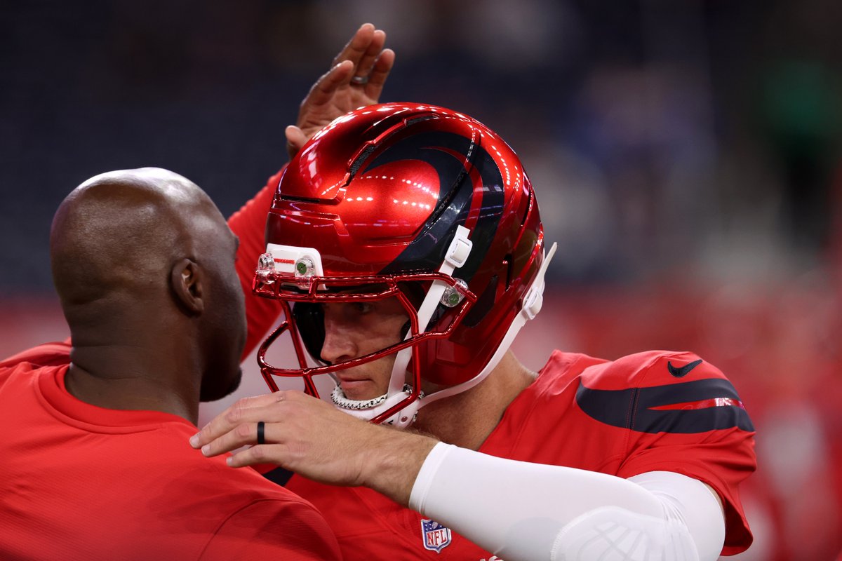 UnderdogNFL's tweet image. Davis Mills passing

First 3 drives:
1/8
10 passing yards
0 TDs, 0 INTs
39.6 passer rating

Next 3 drives:
10/13
112 passing yards
2 TDs, 0 INTs
141.7 passer rating