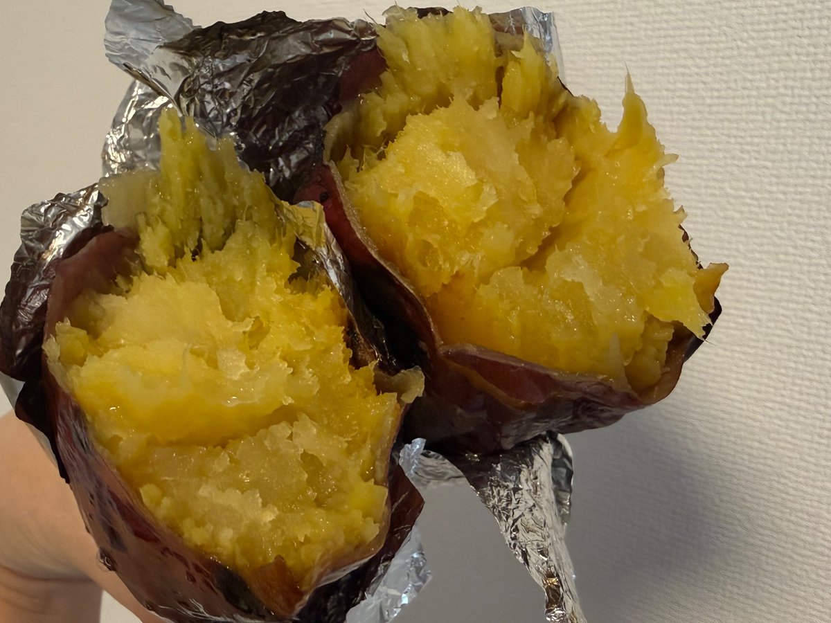 avokadojpn's tweet photo. 翌日のランチにしたんだけど、甘々で美味しすぎた😮‍💨！このねっとり甘くて美味しそうな感じはAIでは出来ないでしょ😋今日も歌舞伎町で焼き芋売ってるみたいなので是非！無農薬で安心してたくさん食べれるよね🍠 https://t.co/lYHUeFJulq