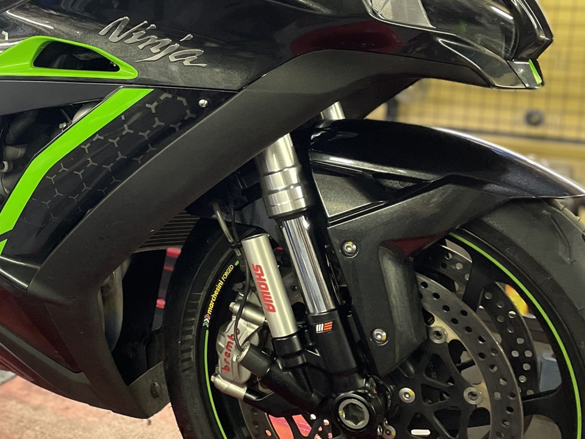 Matsumoto_EG's tweet photo. Kawasaki ZX-10R SE
SHOWA KECSフロントフォークのオイル漏れでオーバーホール作業。
ガス圧は左右とも規定値以下、片側はゼロ…💦
分解・洗浄・シール交換・ガス再充填してしっかり復活✨
電子制御フォークは早めのメンテが安心です!
#松本エンジニアリング #作業依頼
#ZX10R #Kawasaki #KECS #電子制御サスペンション #SHOWA #サスペンション #オーバーホール
#バイク整備 #整備風景 #bikelife #motorcycle #garagework #メンテナンス
Kawasaki ZX-10R SE ~SHOWA電子制御KECSフロントフォークオーバーホール
⇒ https://t.co/uHrrck3O96 #アメブロ @ameba_officialより