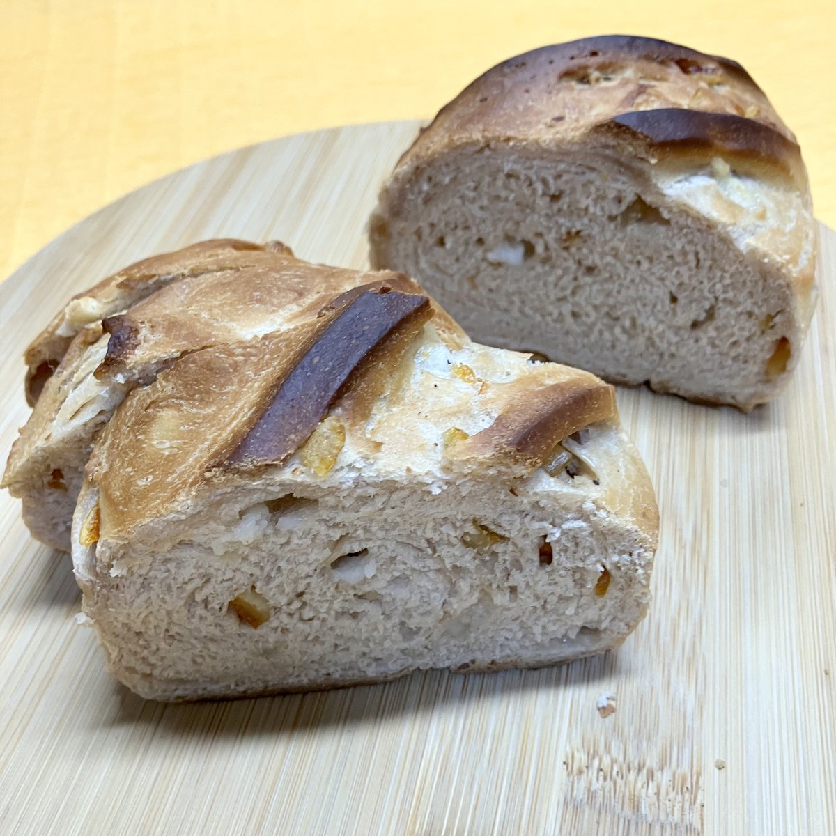 オレンジ＆ゆずのミルクチョコブレッド

溶かしたミルクチョコレートを加えた生地に、ユズとオレンジのピール、ホワイトチョコレートのチップを練り込んで焼き上げています。ほんのりチョコの風味に、ピールのほろ苦さがアクセントの大人の一品です。

wkobe.jp/bread/20251220/