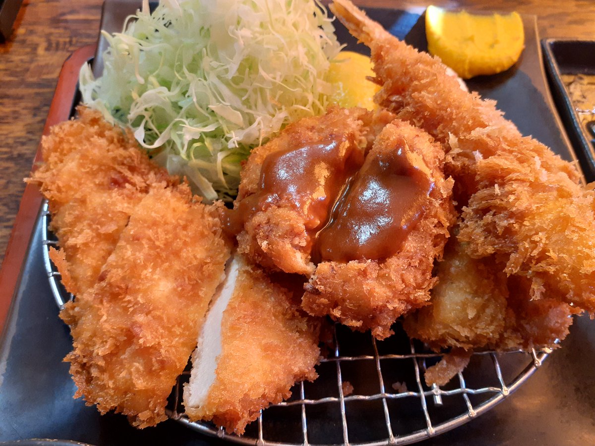 ban69ken's tweet photo. カツ盛り合わせ‼️
ヒレ😜チキン🍗メンチ✨
肉の宝石箱や～⤴️
一緒に食べたい人～？(-o-)/
いただきま～す🍀
#カツ https://t.co/LhxtU2jYLx