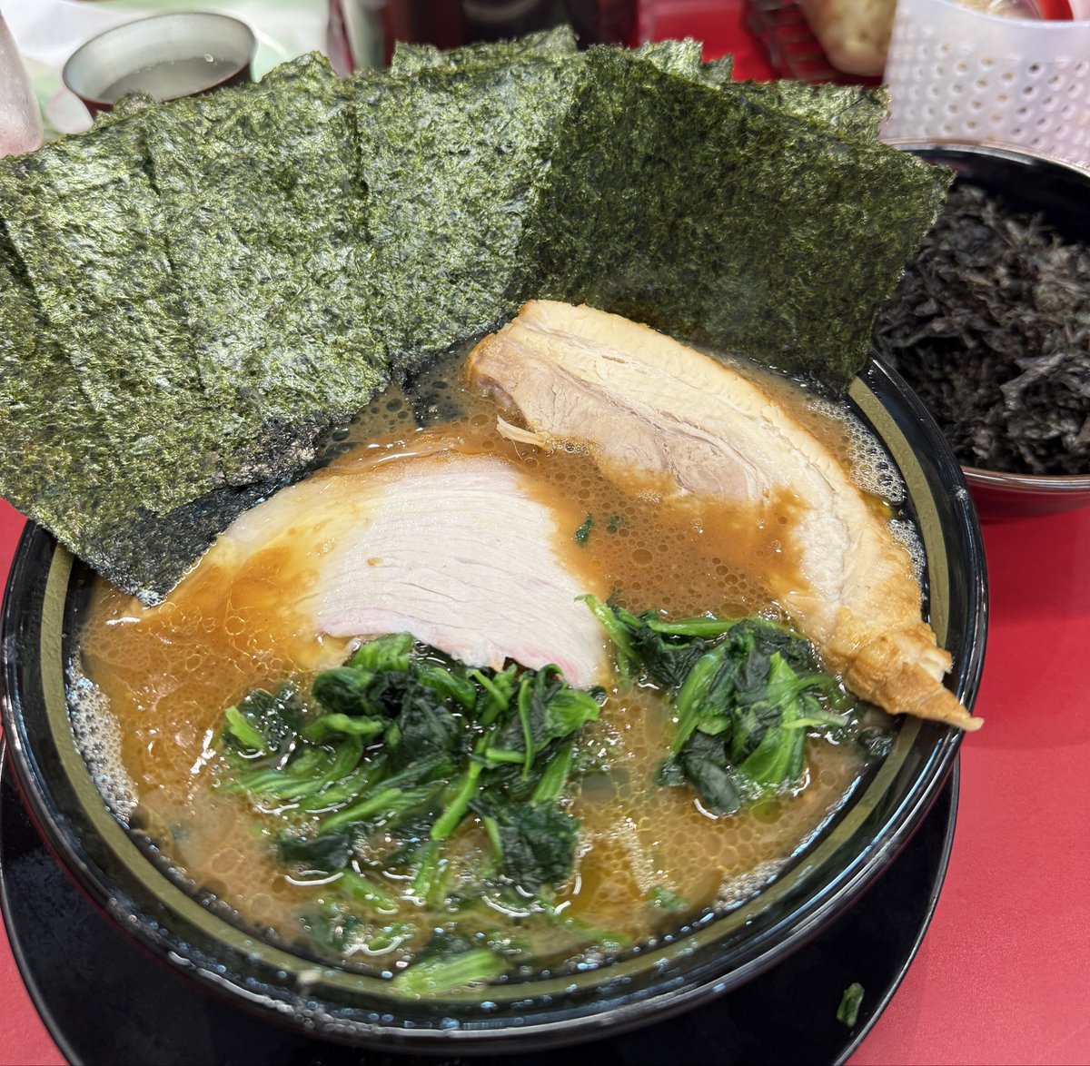 menzukidaiku's tweet image. 夜間現場疲れた💦
けど
ご褒美にココ🍜

〜IEKEI _TOKYO王道家直系〜
チャーシューメン(5枚)柔薄多
TP海苔W•岩海苔•ほうれん草•💕バラチャーシューと🍺
若衆(茨城大工だとワケシ)いるので🍺んじゃった😆
🐻大将🙏
メッチャ美味いヤツ🍜でした😆
都内の人は羨🌋な限りです😅
ごちそうさまでしたぁ🙏