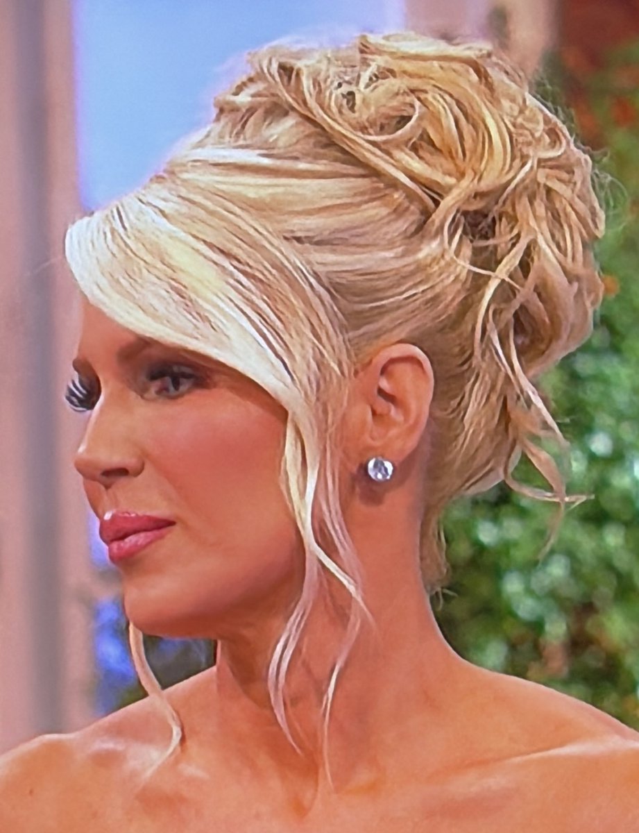 OolaFanForever's tweet image. Watch Gretchen’s face as Andy says Tamra isn’t being blamed for her liking homophobic tweets. I think Gretchen is diabolical. #Gross #RHOC #Bravo