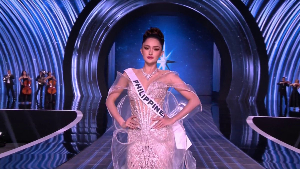 ABSCBN's tweet photo. #MissUniversePhilippines 2025 Ahtisa Manalo showers the stage with pure elegance in her evening gown!

#MissUniverse

Catch all the action LIVE and for FREE on iWant

Courtesy: Miss Universe Organization https://t.co/pZqCUWkD7h