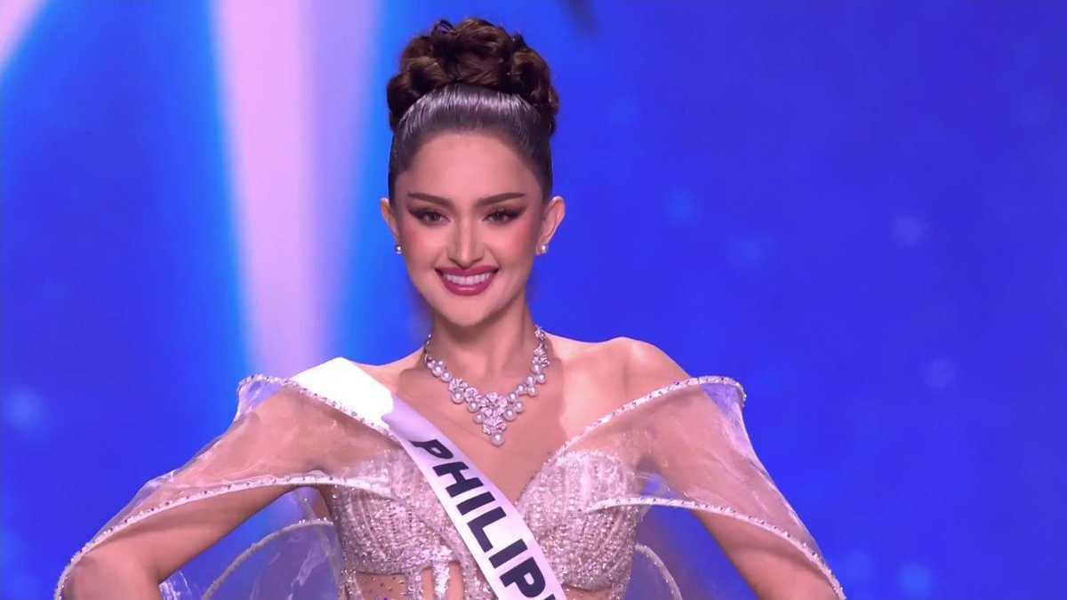 ABSCBN's tweet photo. #MissUniversePhilippines 2025 Ahtisa Manalo showers the stage with pure elegance in her evening gown!

#MissUniverse

Catch all the action LIVE and for FREE on iWant

Courtesy: Miss Universe Organization https://t.co/pZqCUWkD7h