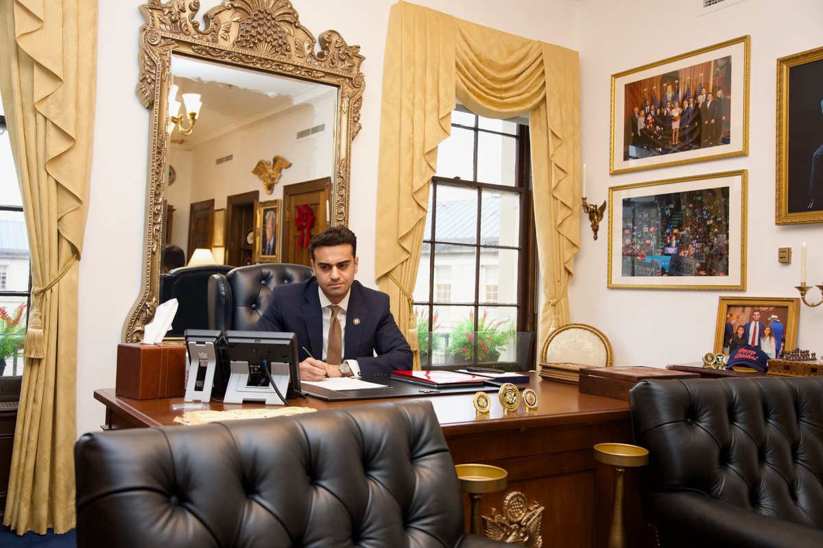 RepAbeHamadeh's tweet image. Congressman Hamadeh received an operational update from Syrian Democratic Forces Commander Gen. Mazloum Abdi and thanked him for appointing a dedicated liaison to recover the remains of Arizonan Kayla Mueller. 

Gen. Mazloum praised President Trump’s decision to lift sanctions…