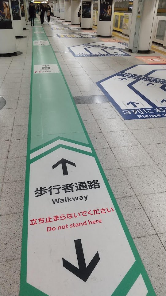 OliverinJapan's tweet image. Colourful flooring at Nagoya subway's Higashiyama Line Nagoya Station, trying to organize the crowds.
名古屋市営地下鉄東山線　名古屋駅