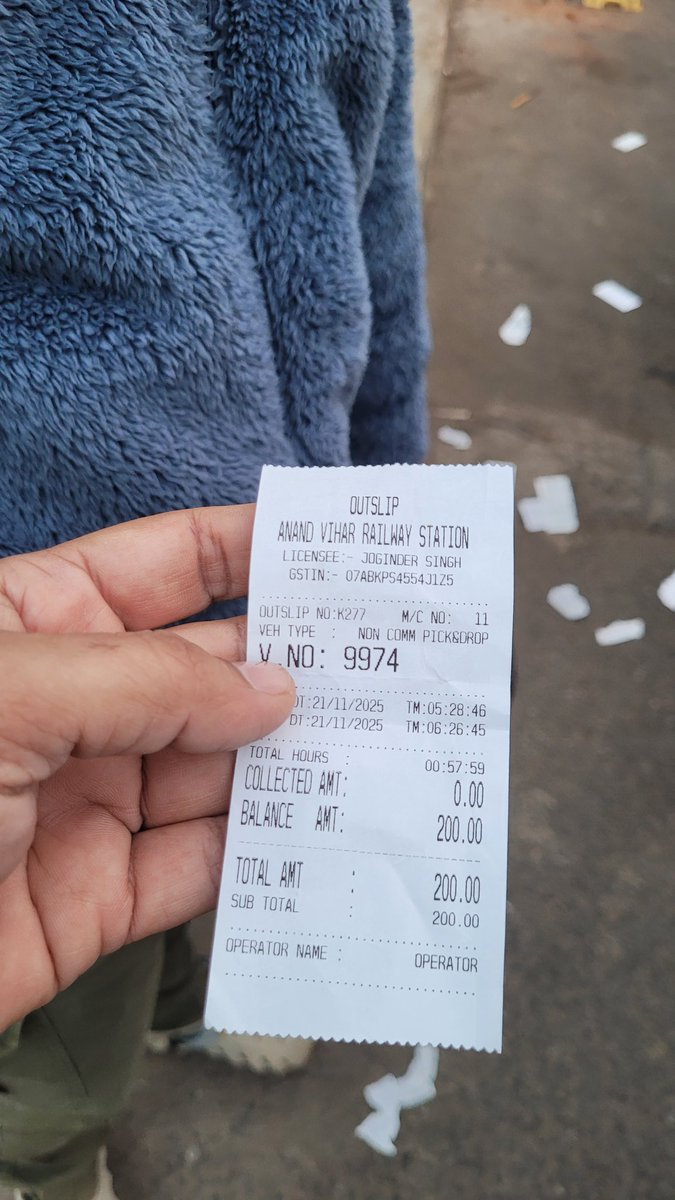 vikasnirwan18's tweet photo. @RailMinIndia @IRCTCofficial @drm_dli @RailwaySeva 

Serious fraud happening at Anand Vihar Railway Station parking.

Attendant issued a slip showing ₹0 collected and ₹200 balance — clear cheating and revenue loss. Doing with many passengers.

Please take strict action. https://t.co/zQOWBUrcVF