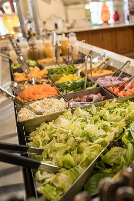 Chawahho's tweet photo. @NostalgiaFolder Remember the salad bar? https://t.co/NzT4oNBpYa