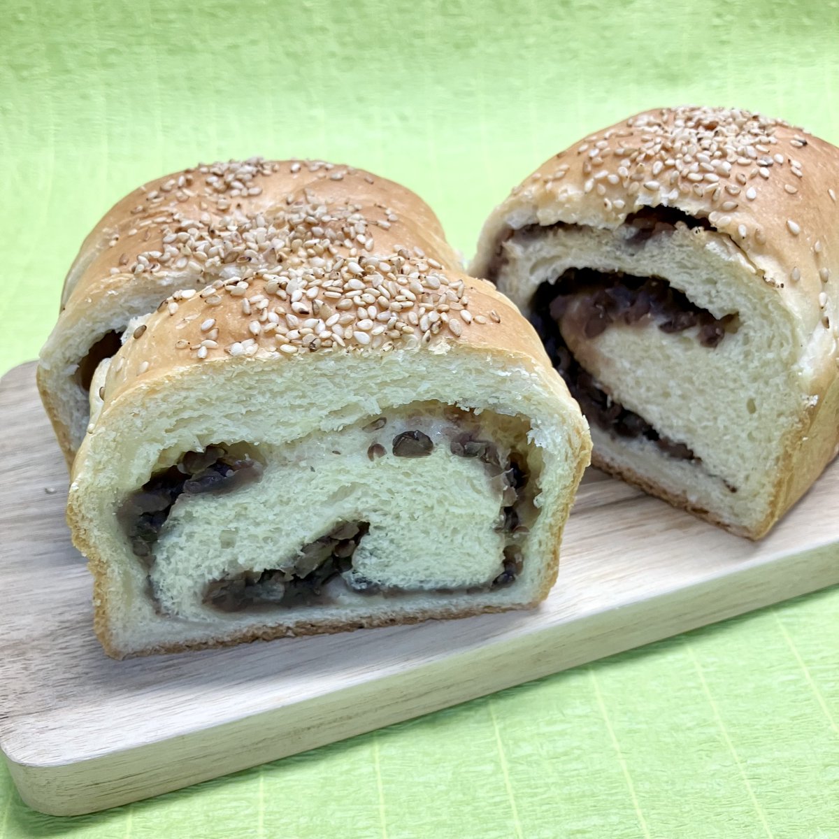 あんこ食パン

厳選素材を使った看板のもっちり食パンに、西宮市の「谷矢製餡」の粒餡をふんだんに加えています。かむほどに、小豆の風味が豊かに香る一品は、トーストしてバターを合わせるのがおすすめ。至福の味わいです。

wkobe.jp/bread/20251228/