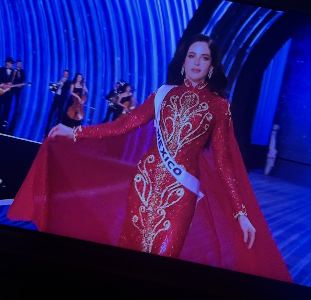 Pablobelendez's tweet photo. Venga Fátima Bosch #mexicoconfatima Las Miss Universo Mexicanas han ganado de rojo, es de buen augurio y se ve que está GOZANDO el momento. ¡Todo México contigo Fátima Bosch! #MissUniverse2025 https://t.co/h5r3KEcS65
