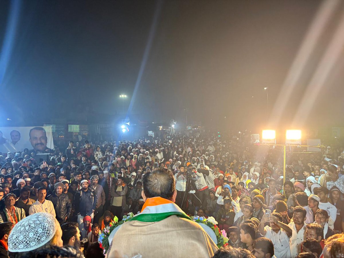 INCMaharashtra's tweet photo. अकोला जिल्ह्यातील बाळापूर नगरपरिषद सार्वत्रिक निवडणूक-२०२५ च्या अनूषंगाने कॉंग्रेस पक्षाच्या अधिकृत उमेदवारांच्या प्रचारार्थ सभेचे आयोजन करण्यात आले होते. कॉंग्रेस पक्षाच्या नगराध्यक्ष व नगरसेवक पदाच्या सर्व अधिकृत उमेदवारांना मोठ्या मताधिक्याने विजयी करण्याचे आवाहन यावेळी प्रदेशाध्यक्ष हर्षवर्धन सपकाळ यांनी उपस्थितांना केले.

यावेळी आमदार साजिद खान पठाण, प्रदेश उपाध्यक्ष हिदायत पटेल, जिल्हाध्यक्ष अशोक आमनकर, प्रदेश उपाध्यक्ष डॉ झीशान हुसेन, ज्येष्ठ नेते विजय मालोकार, प्रदेश सचिव अक्षय राऊत तसेच अन्य पदाधिकारी उपस्थित होते.