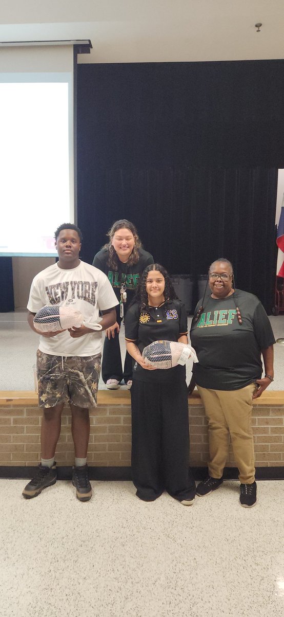 CenterHngc's tweet photo. Sone of the Family Fun Night prize winners. @HNGCBears @Alief_Fame @AliefISD https://t.co/fGcjsRJ8Lz