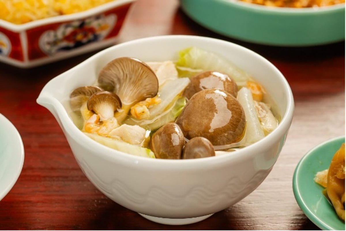 ＼忙しい朝にも♪／
15分で作れる「霜降りひらたけと大根の蒸しスープ」をご紹介🍄

#きのこ に豊富な食物繊維は、免疫細胞が多く集まる「腸」を整えるため、免疫力が下がりやすいこの時期にピッタリ！
素材のうま味あふれる一品です♪
hokto-kinoko.co.jp/kinokorecipe/r…