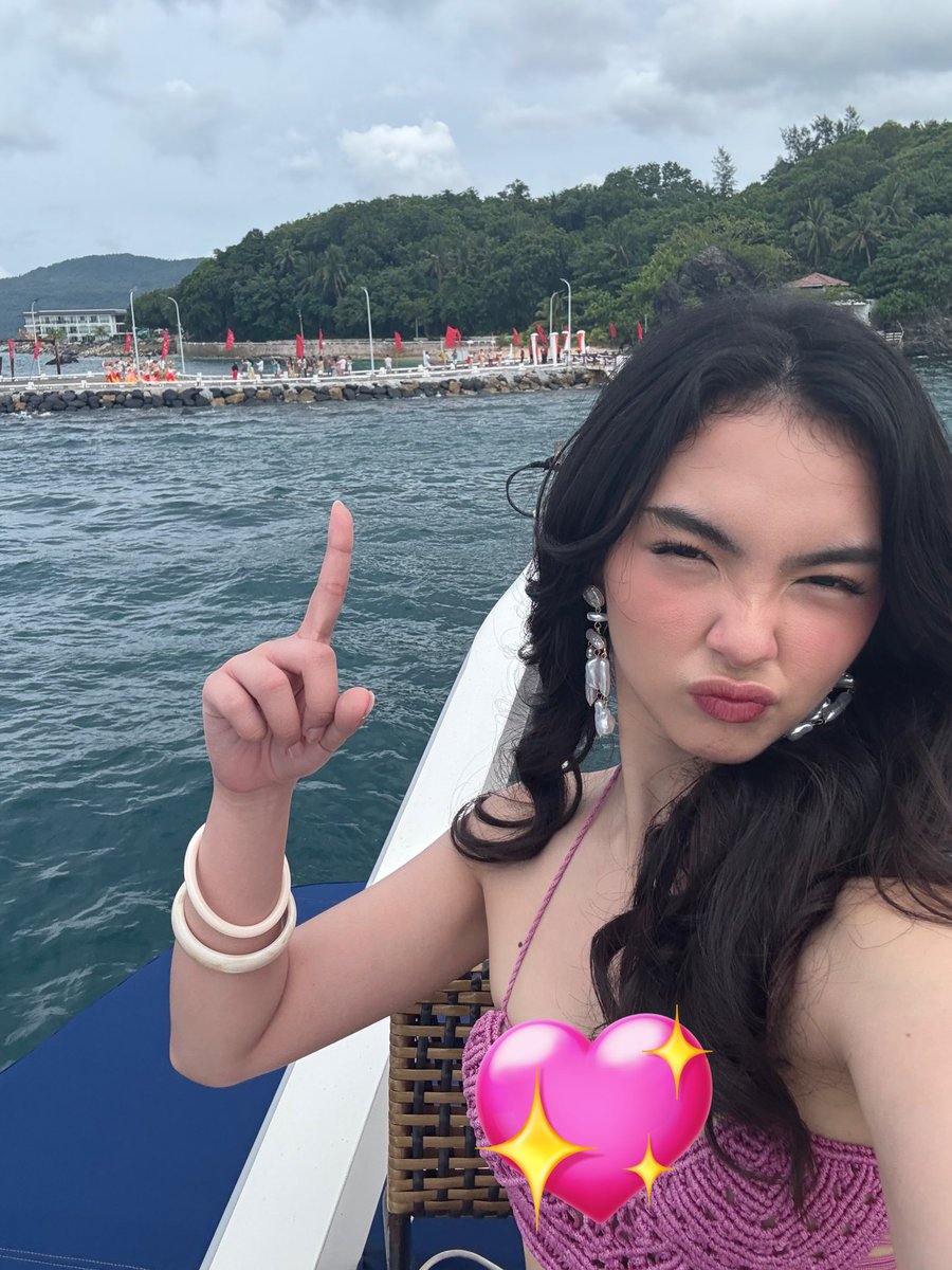 kakaimontinolaa's tweet image. are yall ready to enter La Playa Roja with Ice?! 😽👀

ROJA on Netflix! 4PM