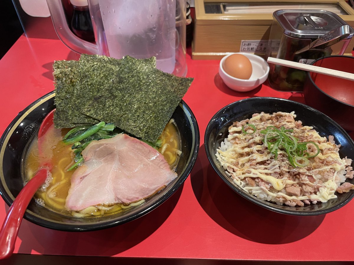 総代麺家あくた川
これ真ん前にある京大生羨ましいわ
ラーメンはもちろんだがチャーシュー丼と漬物があまりにも美味い