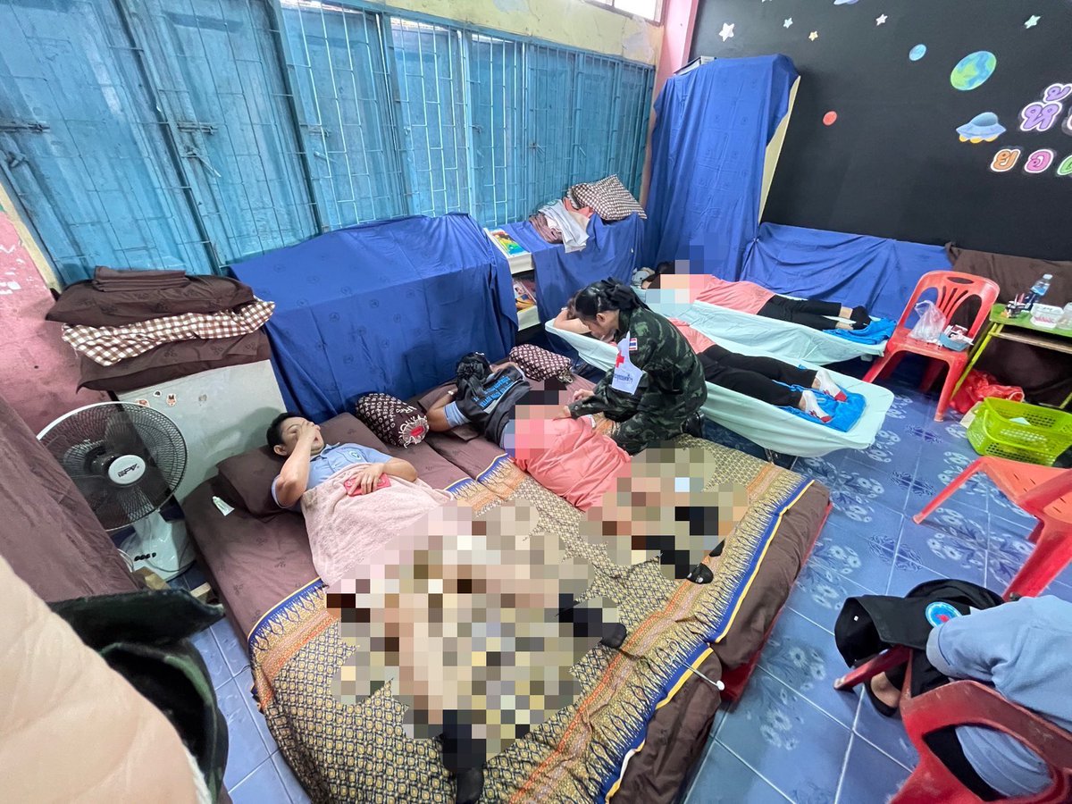 army2pr's tweet image. โรงพยาบาลค่ายสมเด็จพระพุทธยอดฟ้าจุฬาโลกมหาราช  จัดชุดแพทย์แผนจีนออกหน่วยฝังเข็มบริการประชาชน ออกปฏิบัติงานหน่วยแพทย์เคลื่อนที่ พอสว. โครงการจังหวัดเคลื่อนที่ บำบัดทุกข์บำรุงสุข และสร้างรอยยิ้มให้กับประชาชน  ณ โรงเรียนบ้านหนองบัวสวรรค์  ตำบลโพนทราย  อำเภอโพนทราย  จังหวัดร้อยเอ็ด