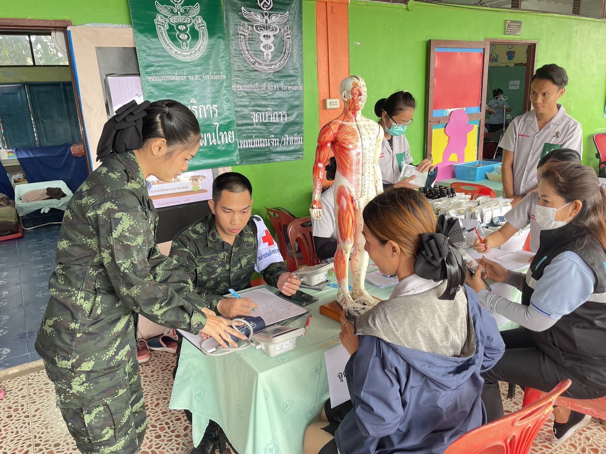 army2pr's tweet image. โรงพยาบาลค่ายสมเด็จพระพุทธยอดฟ้าจุฬาโลกมหาราช  จัดชุดแพทย์แผนจีนออกหน่วยฝังเข็มบริการประชาชน ออกปฏิบัติงานหน่วยแพทย์เคลื่อนที่ พอสว. โครงการจังหวัดเคลื่อนที่ บำบัดทุกข์บำรุงสุข และสร้างรอยยิ้มให้กับประชาชน  ณ โรงเรียนบ้านหนองบัวสวรรค์  ตำบลโพนทราย  อำเภอโพนทราย  จังหวัดร้อยเอ็ด